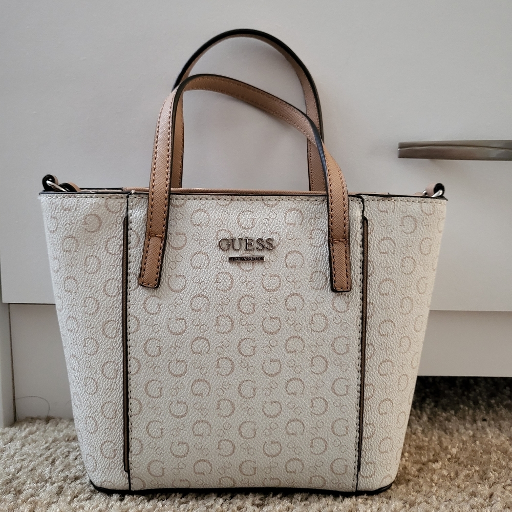 GUESS: a small bag with strap